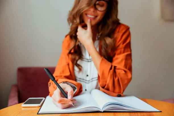 Las formas no personales del verbo en español. El infinitivo en español. Usos del infinitivo. El participio en español. Usos del participio en español. El gerundio en español. Usos del gerundio en español. Los verboides. Formas no conjugadas del verbo en español.